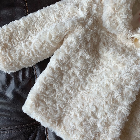 Beautiful faux fur baby jacket size 9-12m - Picture 3 of 5